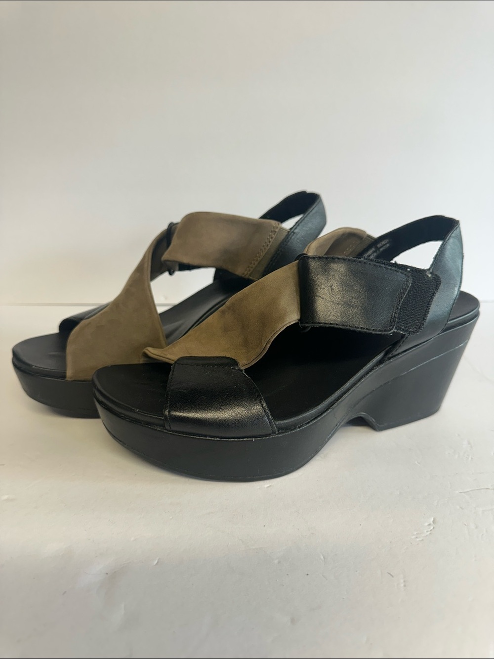 Earth women’s heeled sandals size 8